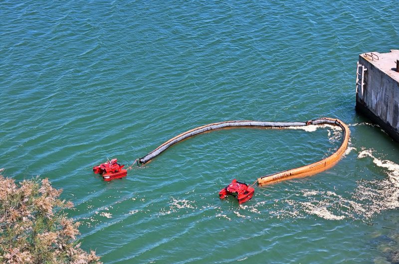 Jellyfishbot expert absorbent boom trowing